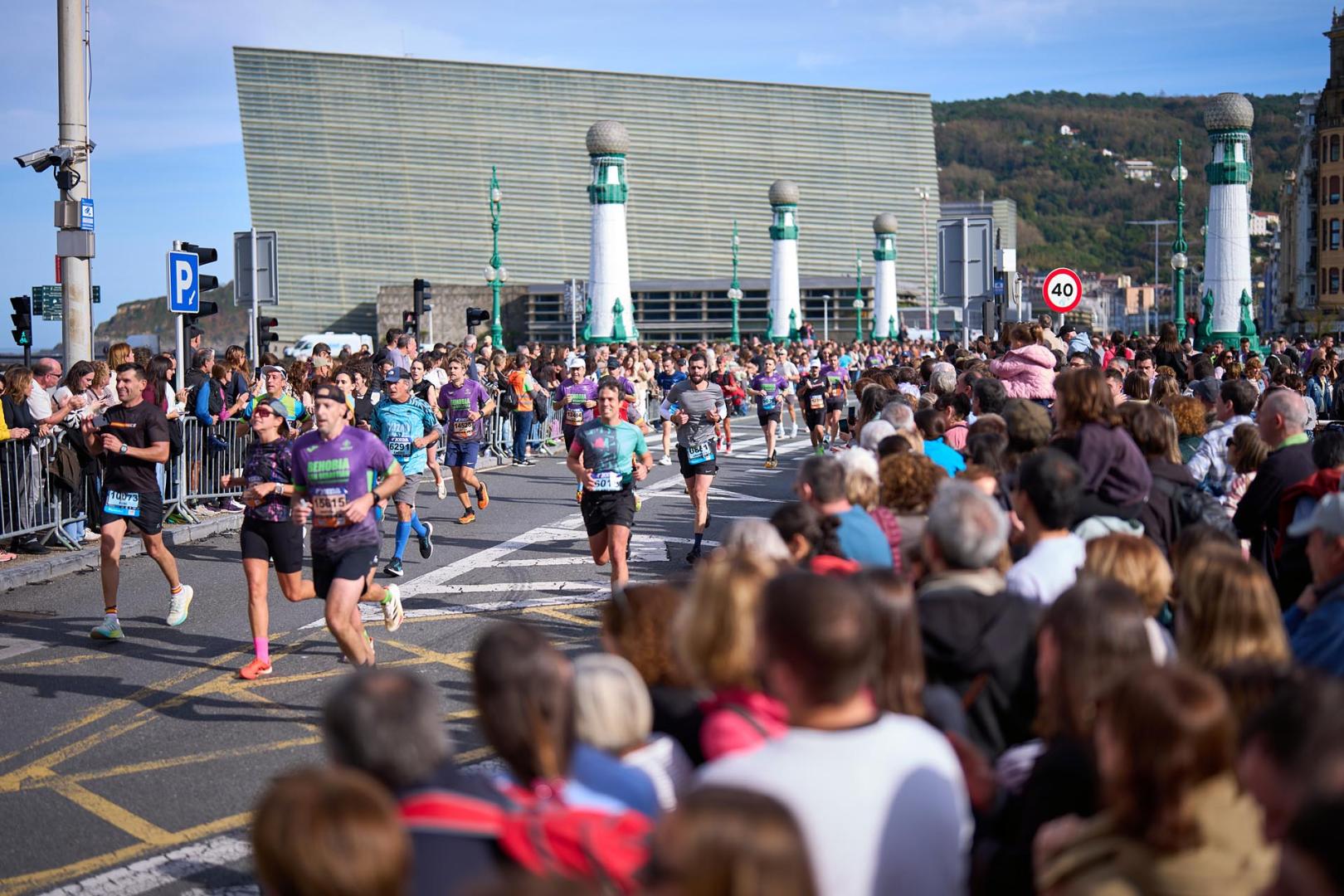 Fotos de la Behobia-San Sebastián en la que han participado más de 1.000 navarros.