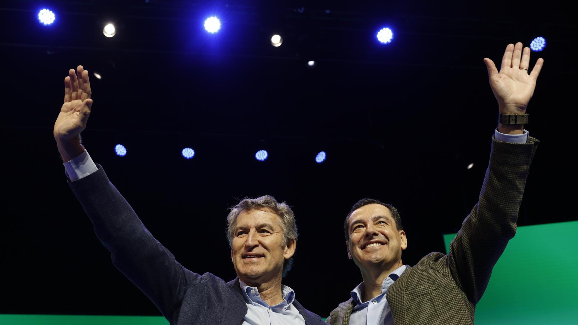 El presidente de la Junta y del Partido Popular en Andalucía, Juanma Moreno (d), junto al líder del partido, Alberto Núñez Feijóo (i), en la jornada de clausura al XVII Congreso del PP de Andalucía que se celebra este domingo en el Palacio de Congresos de Sevilla.