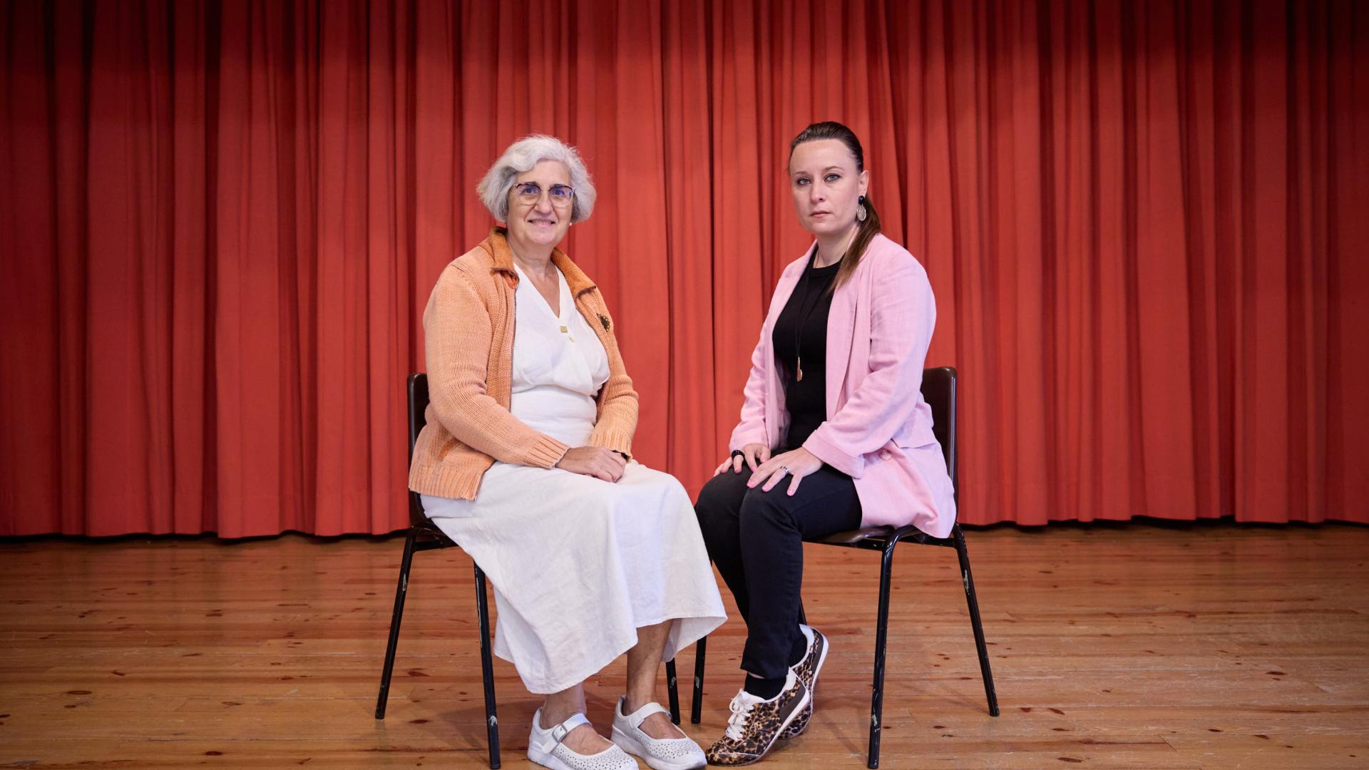 La tudelana Alicia Baigorri Montes (izda), de 64 años, y la vecina de Olite Inma Martín Noguera, de 41, sobre el escenario del colegio FEC Vedruna. Las dos representan la obra de teatro ‘Vivas’