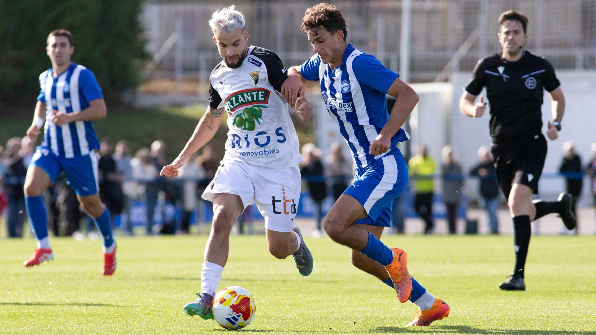 Guillermo Alonso, del Tudelano, en una acción ante el Alavés B