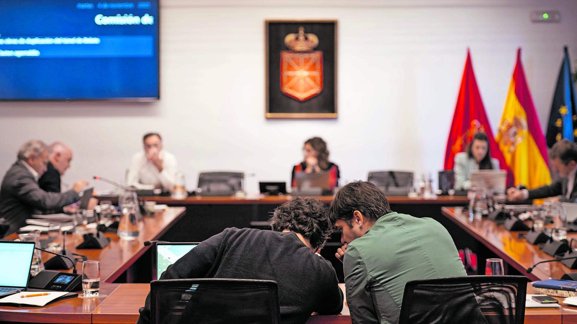Miguel Garrido (Contigo) y Pablo Azcona (Geroa Bai) conversan en una de las sesiones de la comisión de investigación de Belate