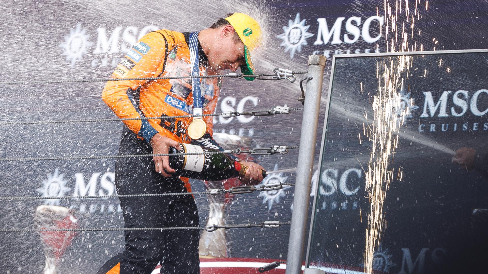 El británico Lando Norris de McLaren celebra al ganar el Gran Premio de Formula Uno de Sao Paulo 2025