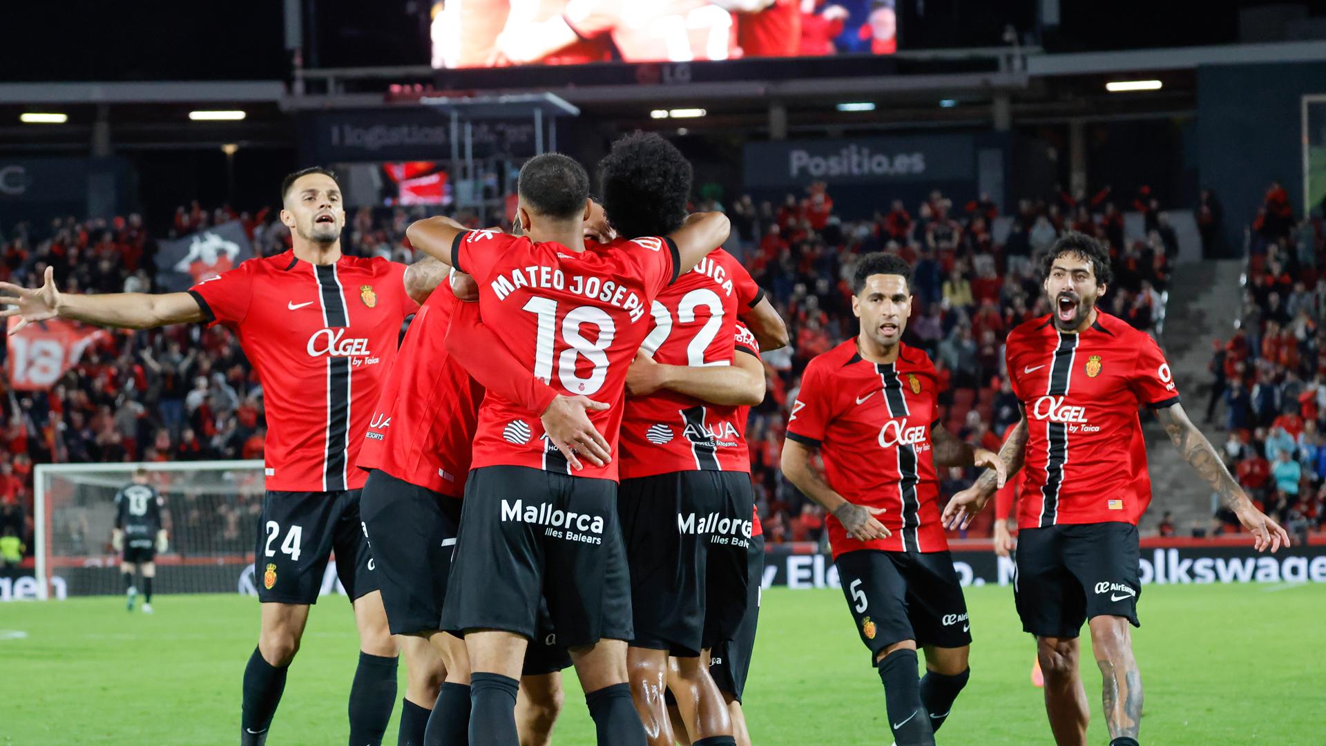 Los jugadores del Mallorca celebran el gol de Vedat Muriqi