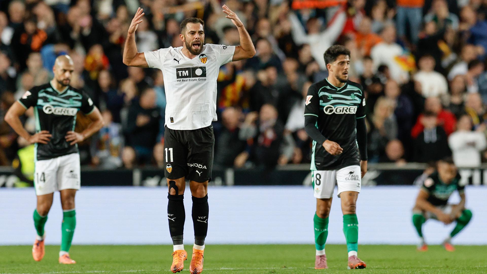 El delantero del Valencia, Luis Rioja, celebra el primer gol del equipo valencianista