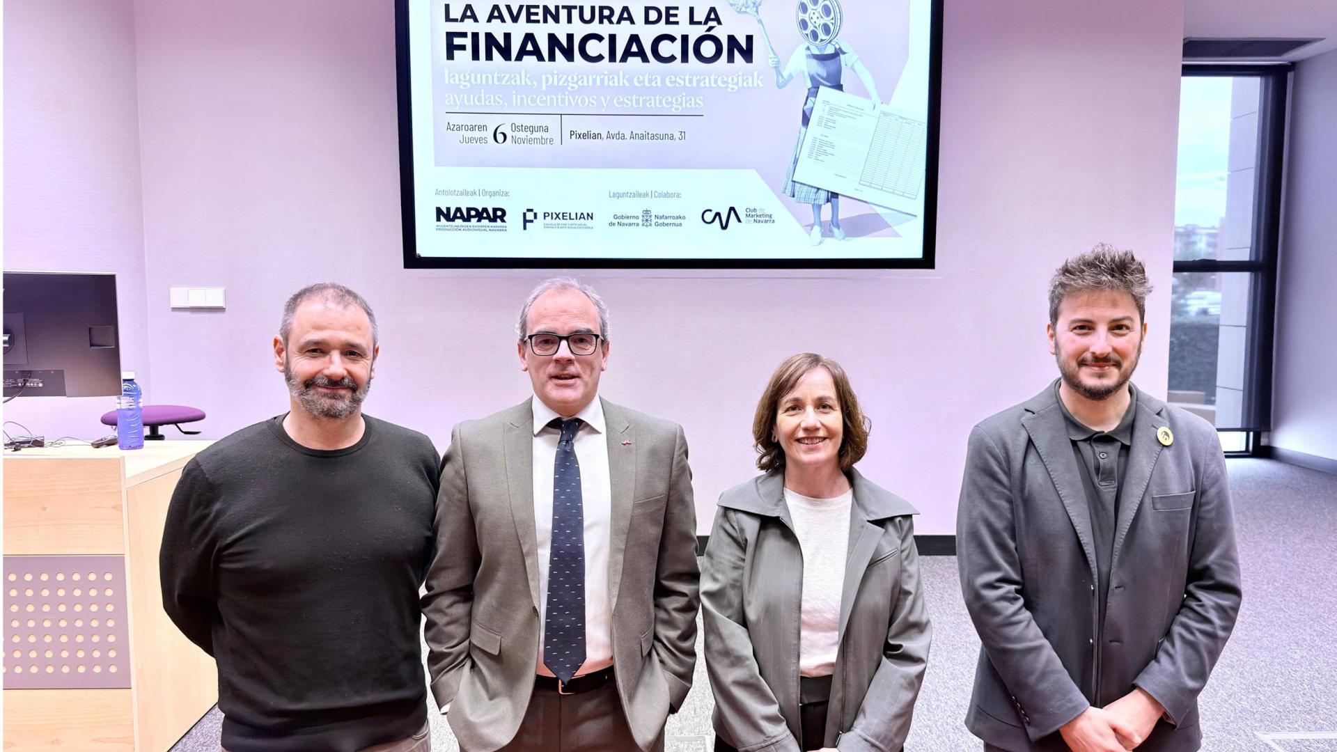 Los actores Salva Reina y Kira Miró, junto a la directora Mar Olid (centro) en el rodaje de Tres de más el pasado agosto en el embalse de Alloz