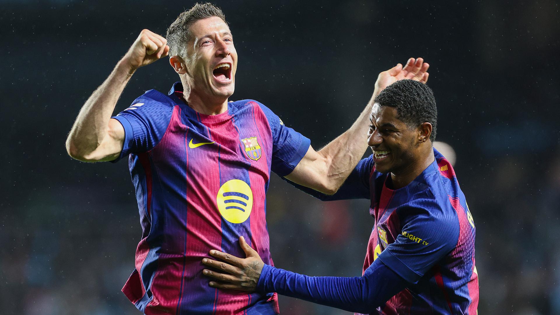 Los jugadores del FC Barcelona, el polaco Robert Lewandowski (i) y el británico Marcus Rashford, celebran el cuarto gol de su equipo
