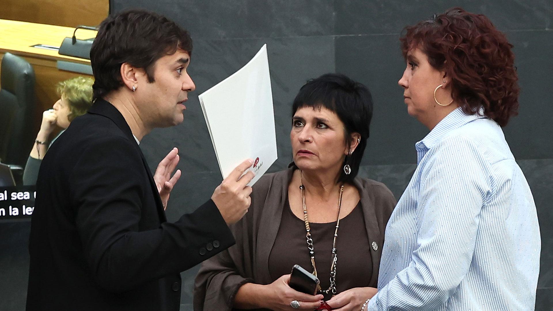 Pablo Azcona, Laura Aznal y Ainhoa Unzu, la semana pasada en el pleno del Parlamento de Navarra