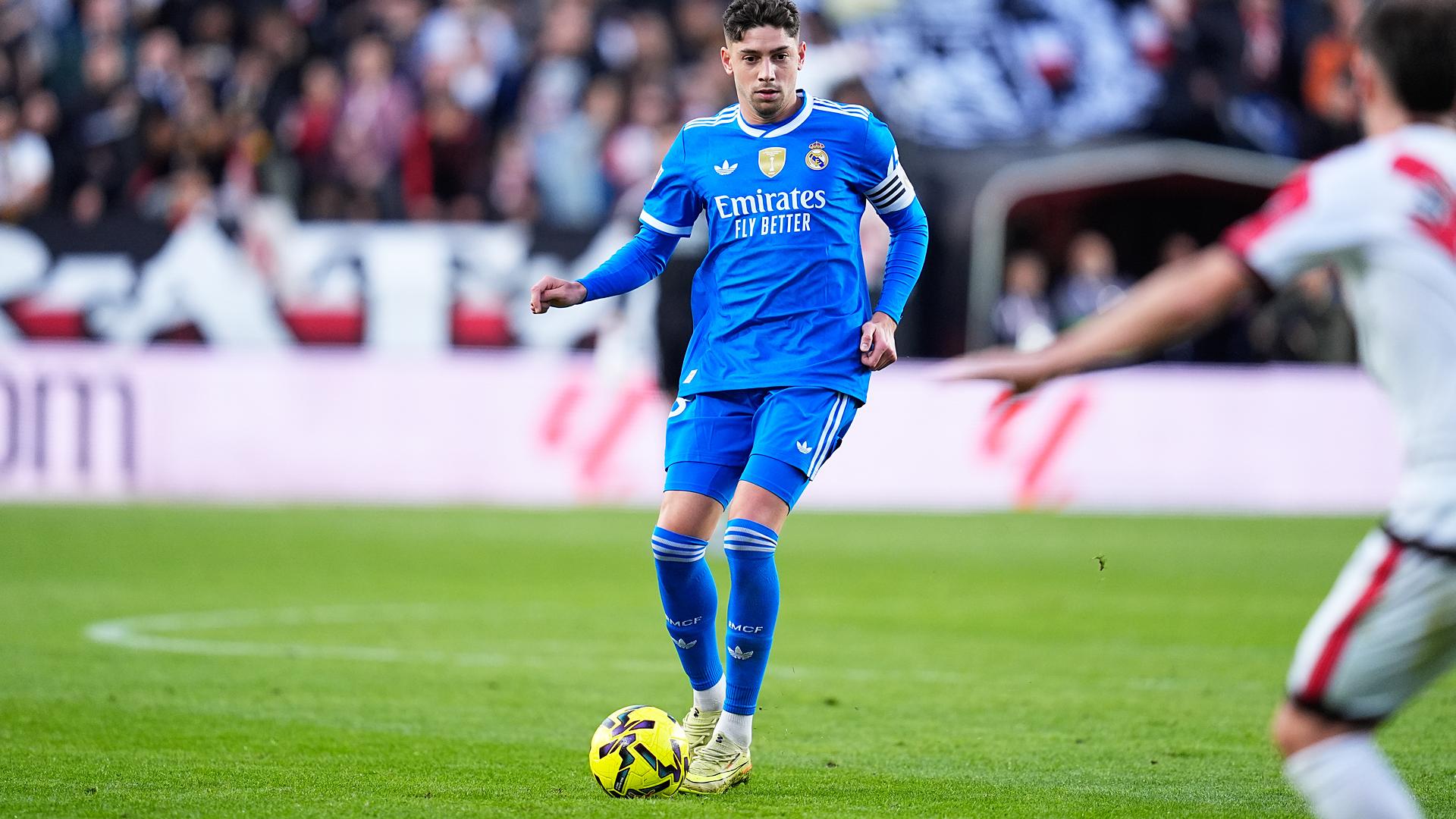 Fede Valverde conduce el esférico durante el choque de LaLiga entre Rayo Vallecano y Real Madrid en el estadio de Vallecas /