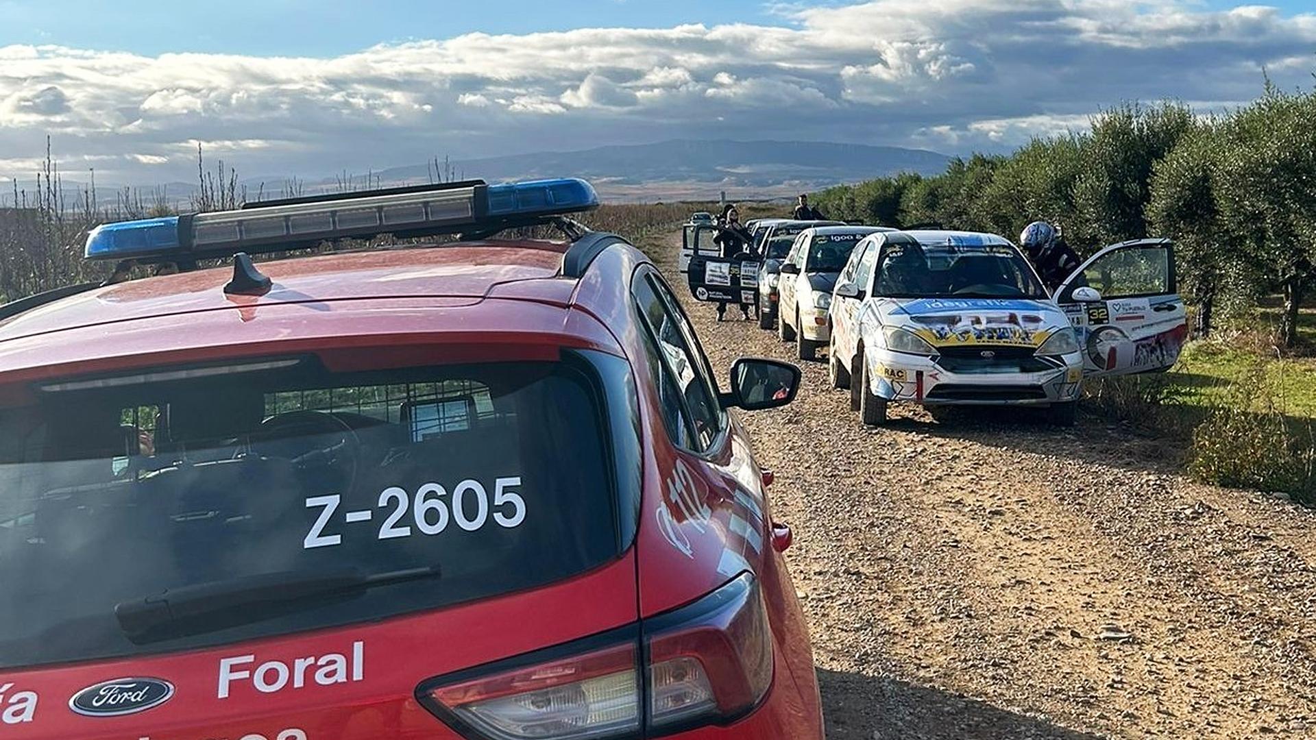 Una patrulla de la Policía Foral realiza un control de documentación en el marco del Rally de Corella /