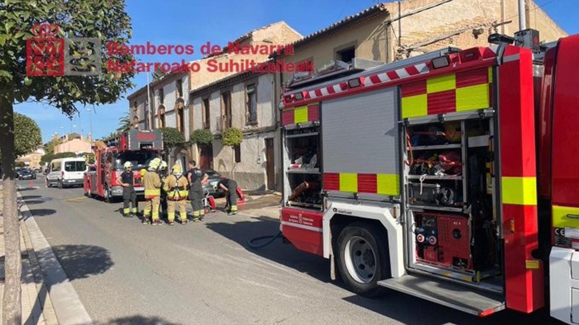 Efectivos de bomberos, en el exterior de la vivienda donde se ha producido el incendio