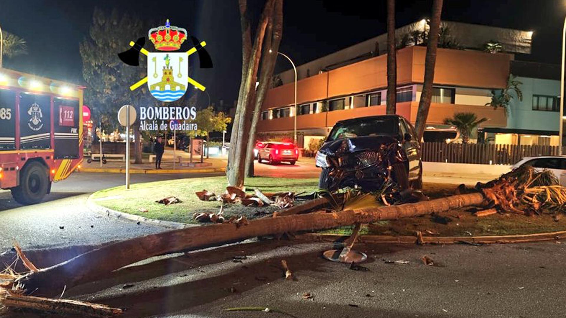 Cayetano Rivera estrella su furgoneta contra una palmera