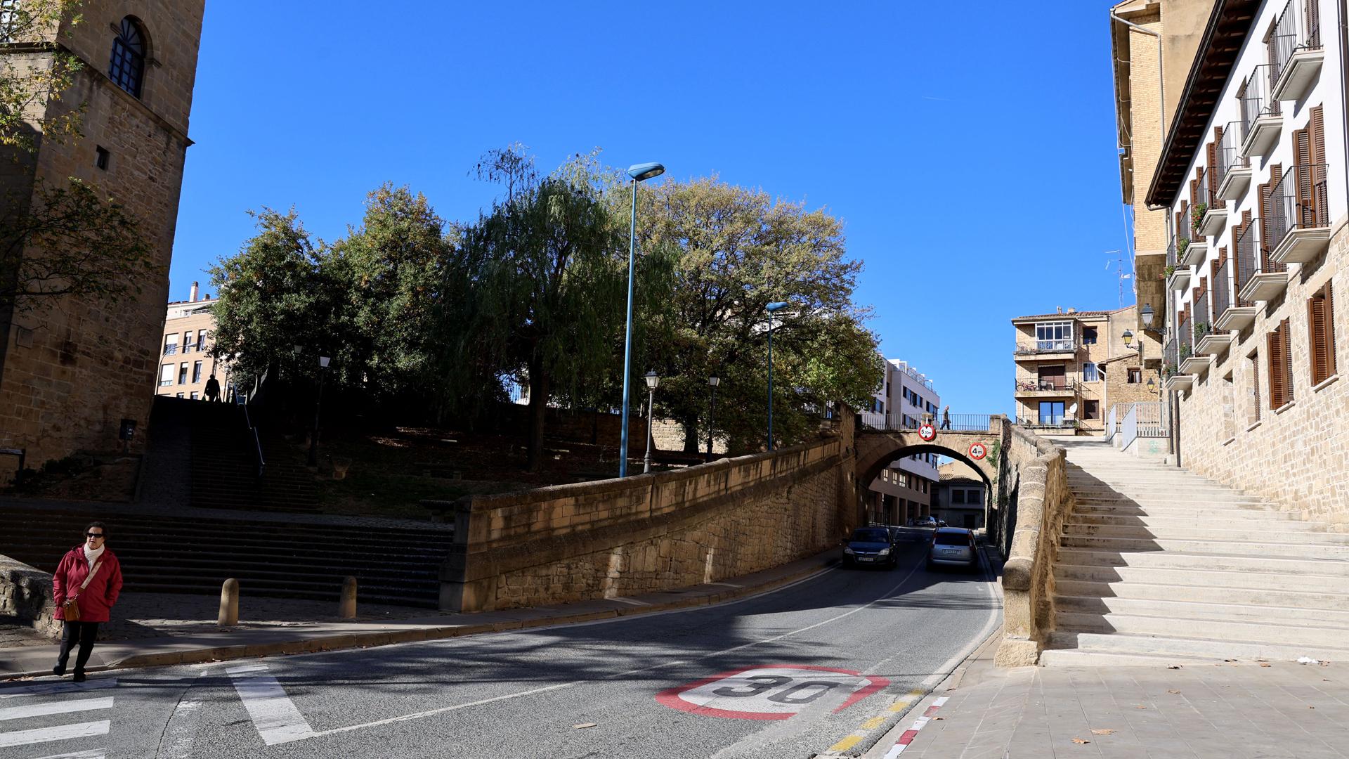 La acera de la avenida Estella bajo el puente es muy estrecha, lo que impide que sea accesible
