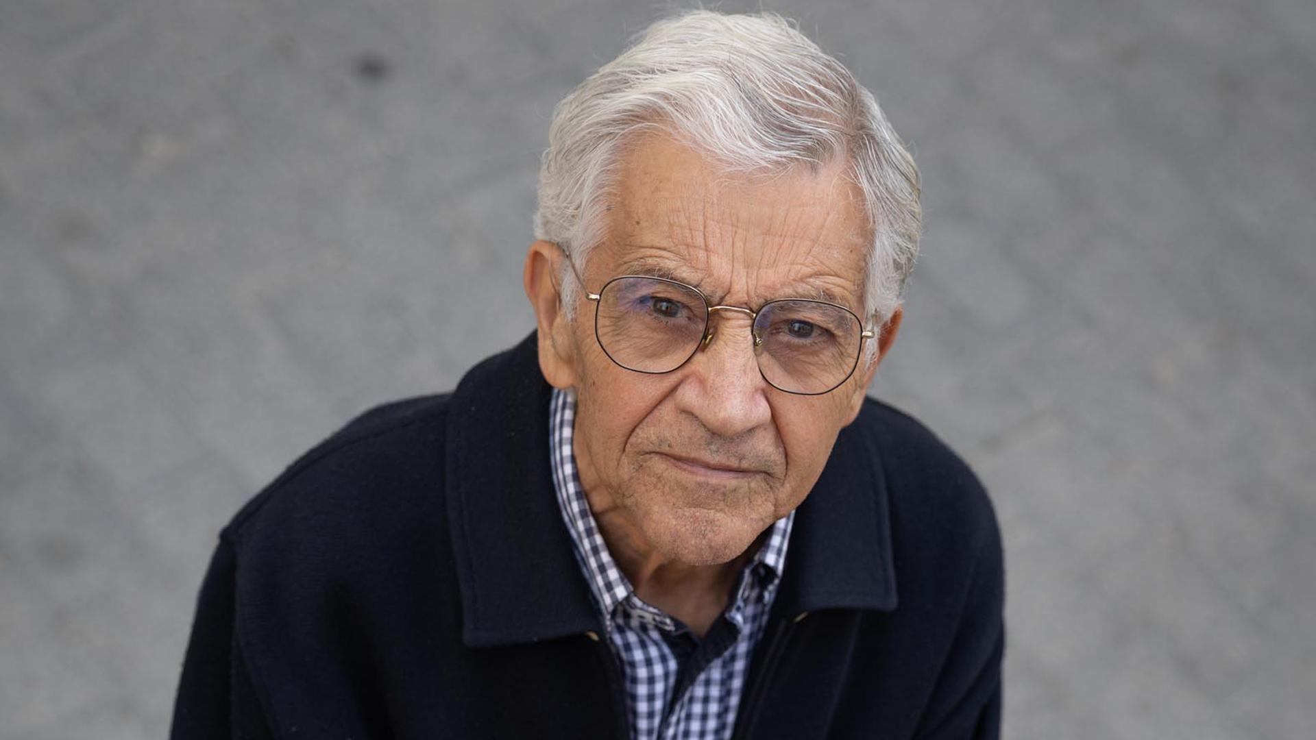 Alfonso Verdoy, con un ejemplar de su libro ‘El toreo. Arte y mito’