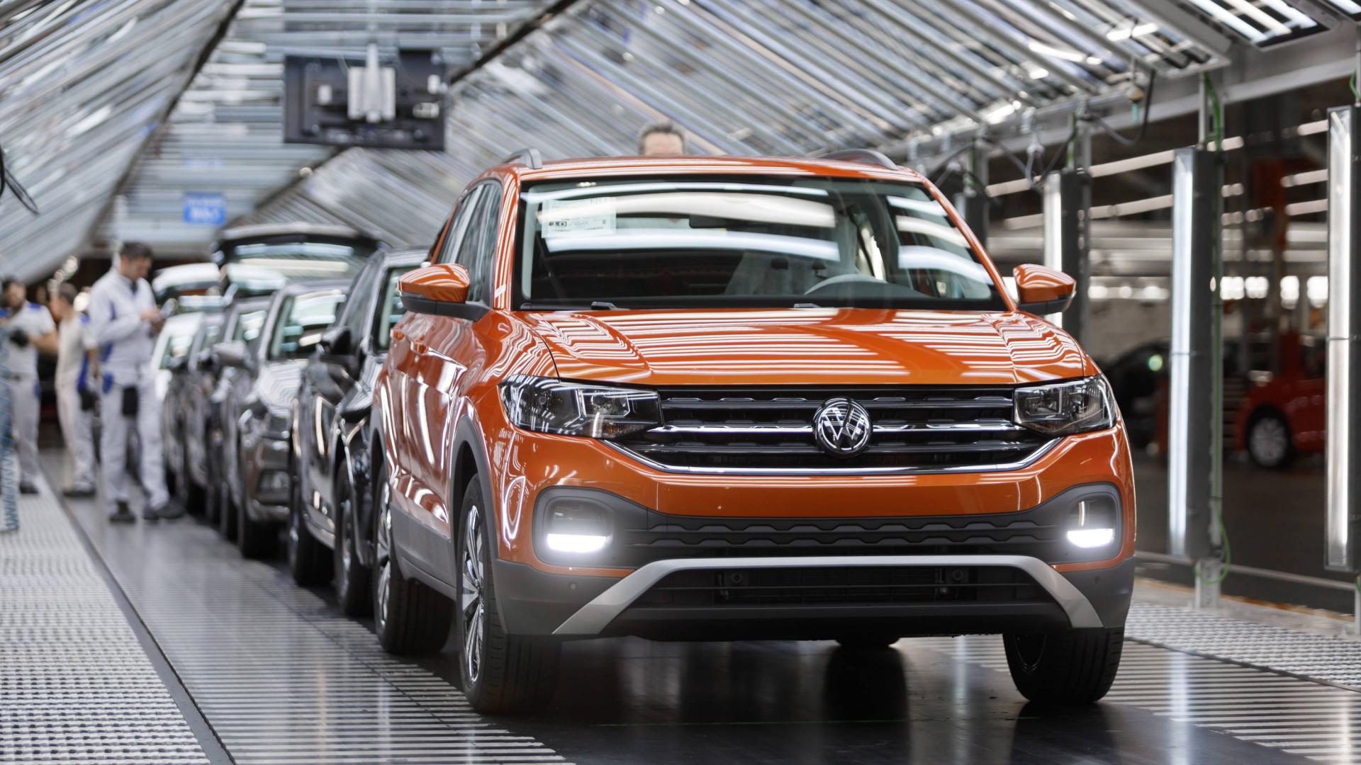 Un T-Cross en el taller de revisión final de Volkswagen Navarra.