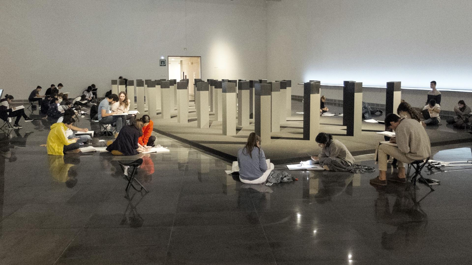 Fotografía del libro 'Mirar al que mira' tomada en el Museo Universidad de Navarra