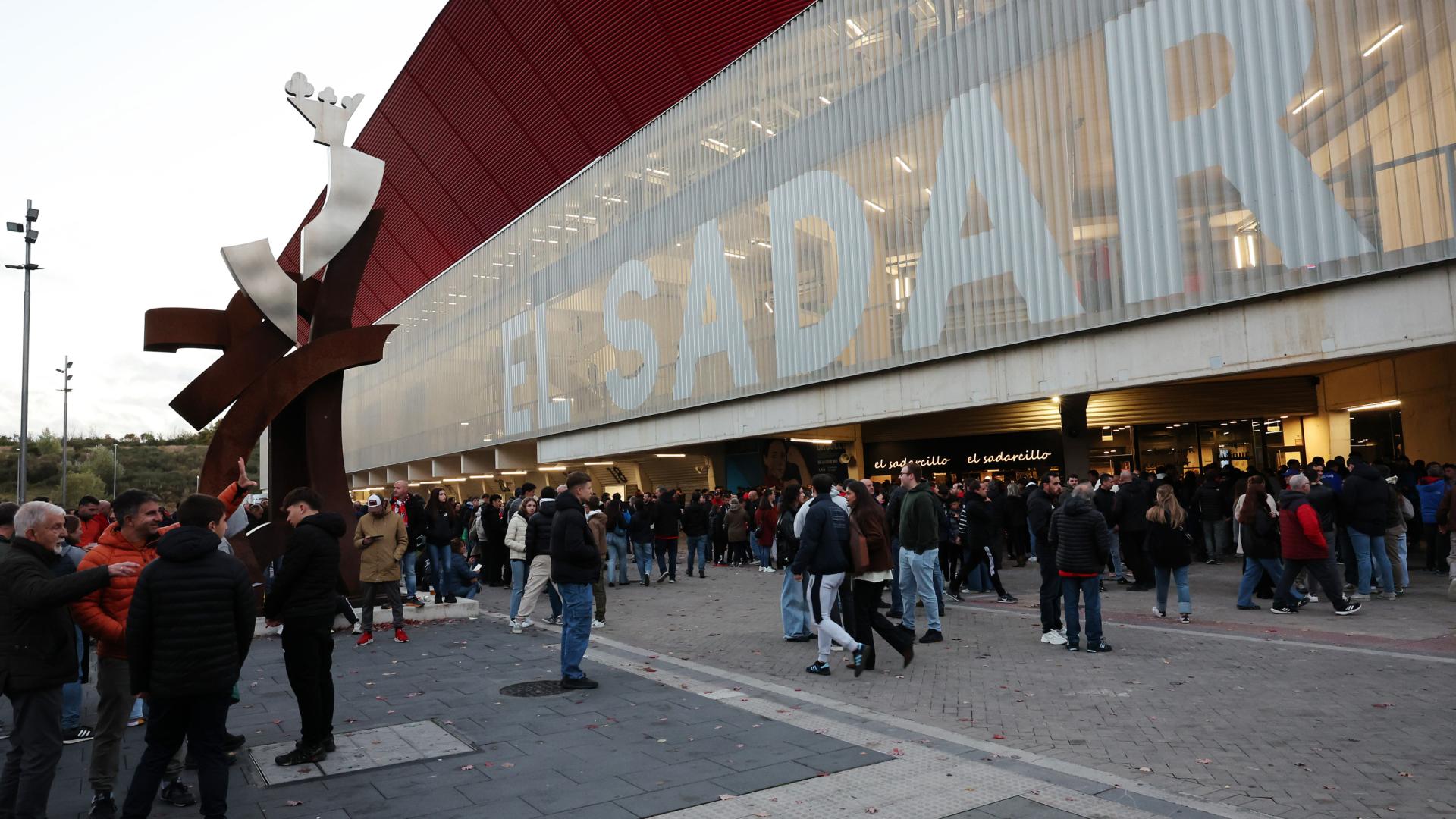 *A: JOSE CARLOS CORDOVILLA *F: 27-10-2025 *P: *L: PAMPLONA *T: REPORTAJE ENTRADA AL CAMPO DEL SADAR. FUTBOL OSASUNA - CELTA DE VIGO.