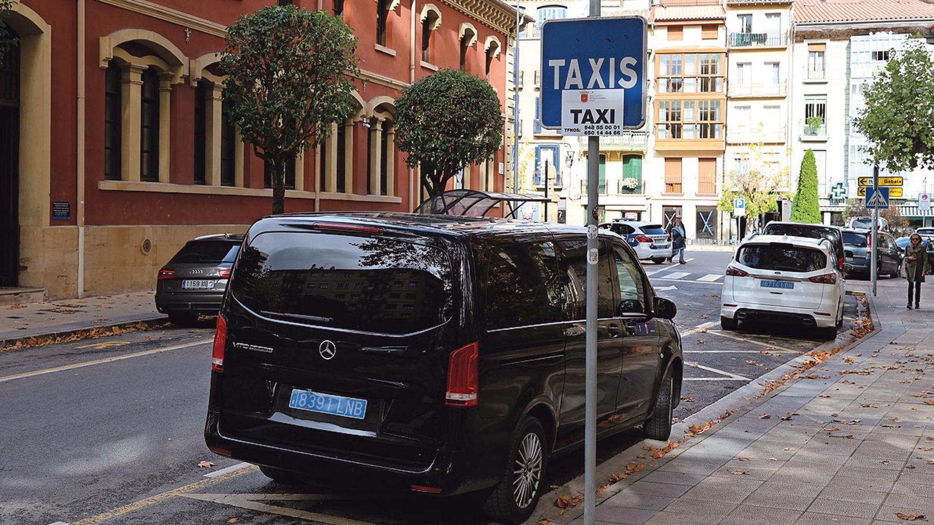Parada de taxis en Estella, junto al Bar el Ché y frente al Ayuntamiento de la ciudad
