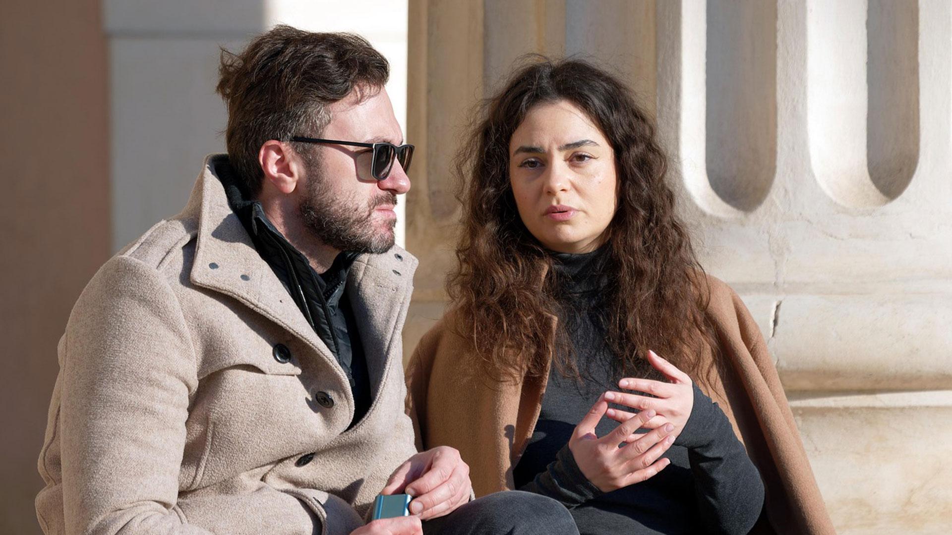 Una pareja manteniendo una conversación