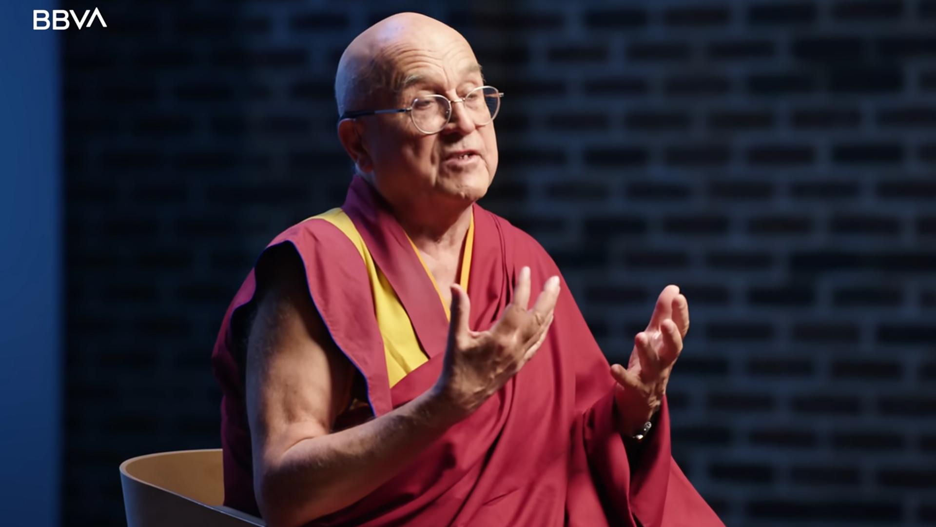 Matthieu Ricard, monje budista, durante su charla /