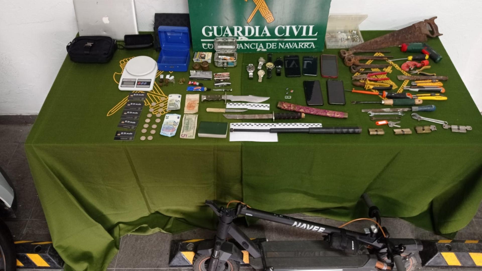 La Guardia Civil incautó en el nuevo inmueble okupado diversas sustancias estupefacientes, básculas de precisión, varios objetos relacionados con la venta y distribución de drogas, un machete tipo militar y una defensa extensible