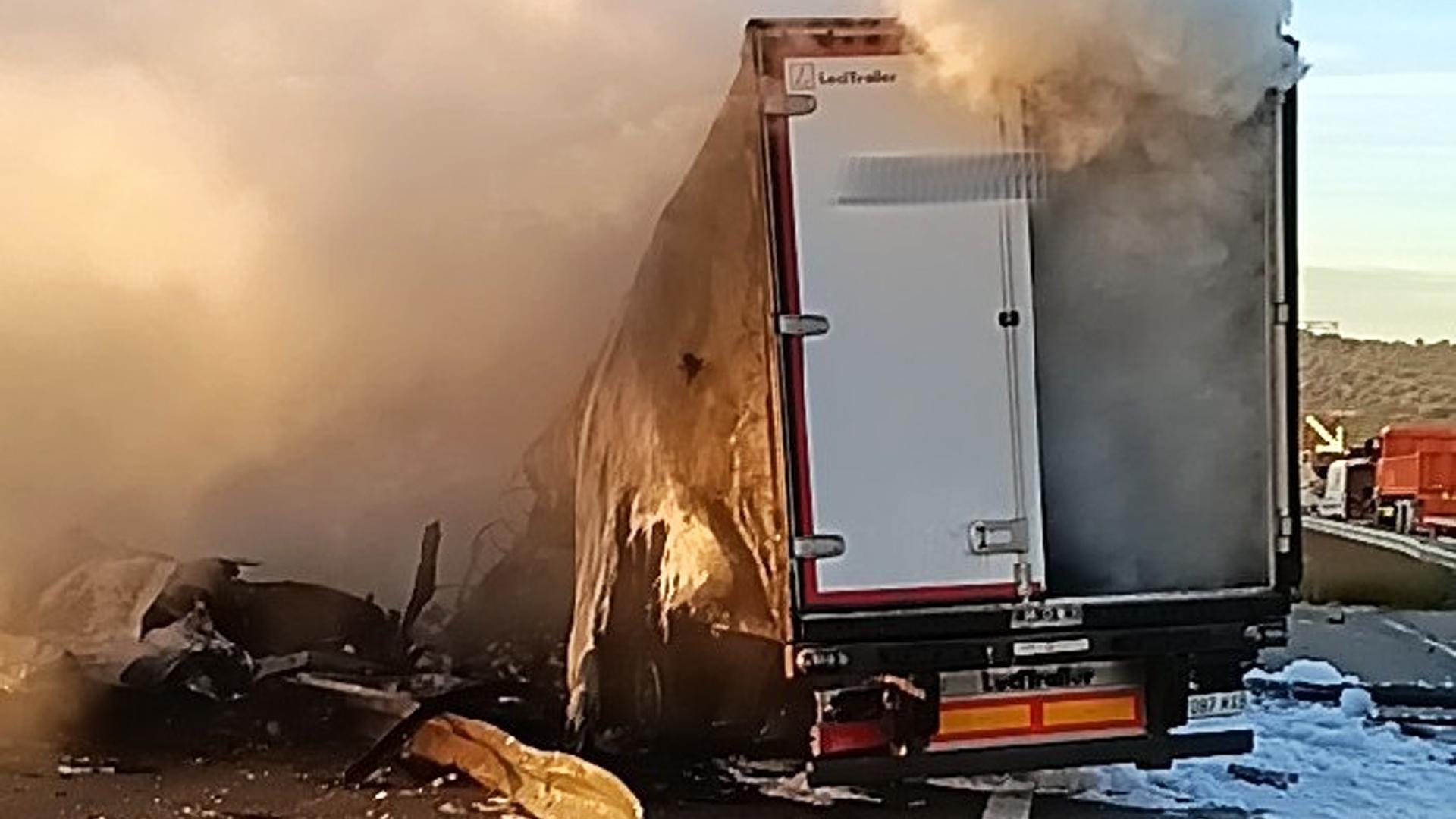 Uno de los camiones ardiendo tras la colisión en la AP-7 /