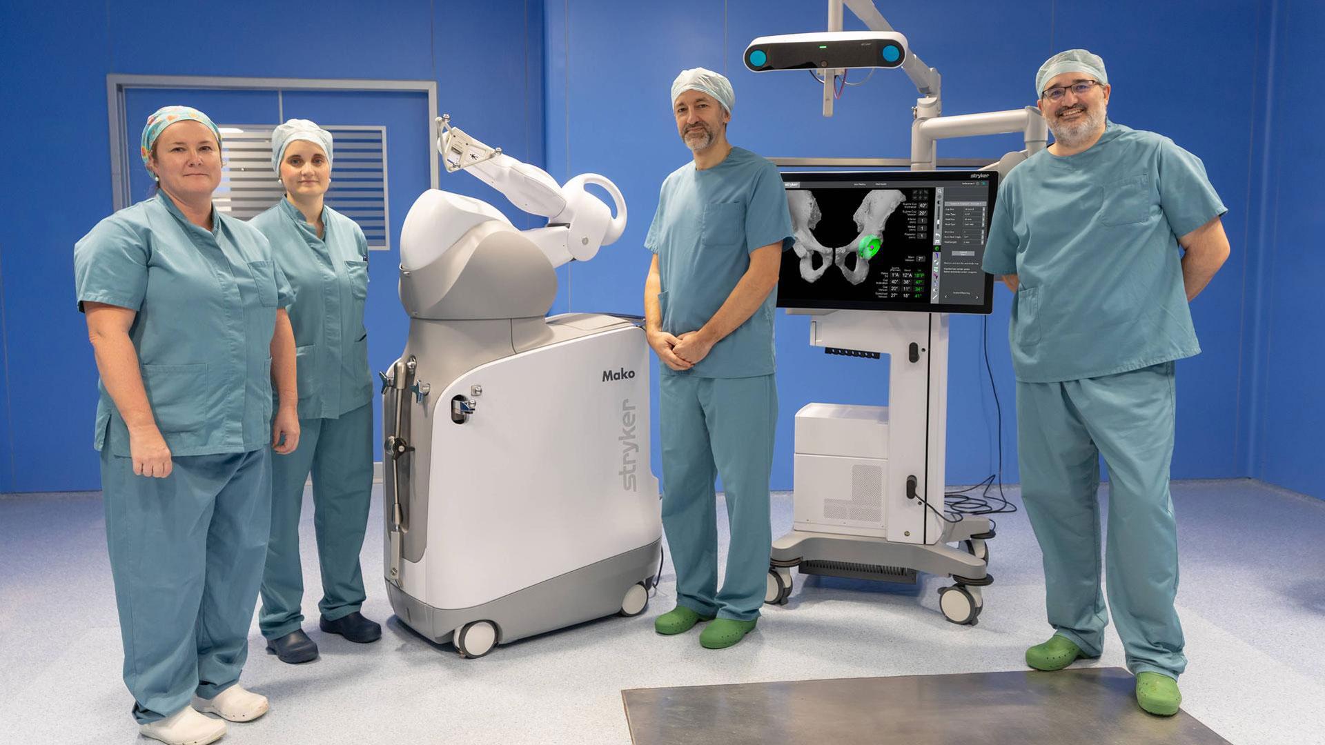 Roncesvalles Murillo y Cristina Martínez, enfermeras de quirófano, y los doctores Valentí y Díaz de Rada, de Cirugía Ortopédica y Traumatología, con el nuevo robot Mako