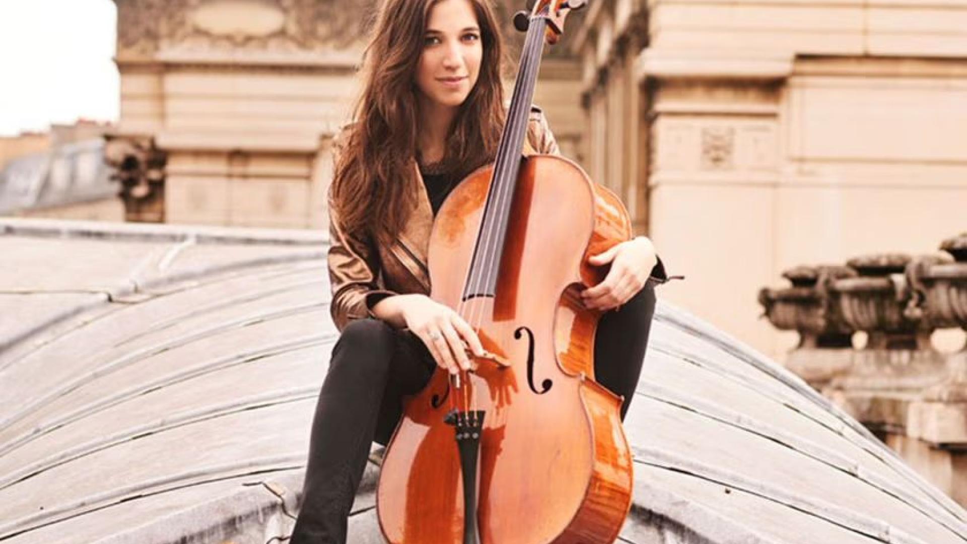 La violonchelista Camille Thomas participa en el concierto de la Euskadiko Orkestra.