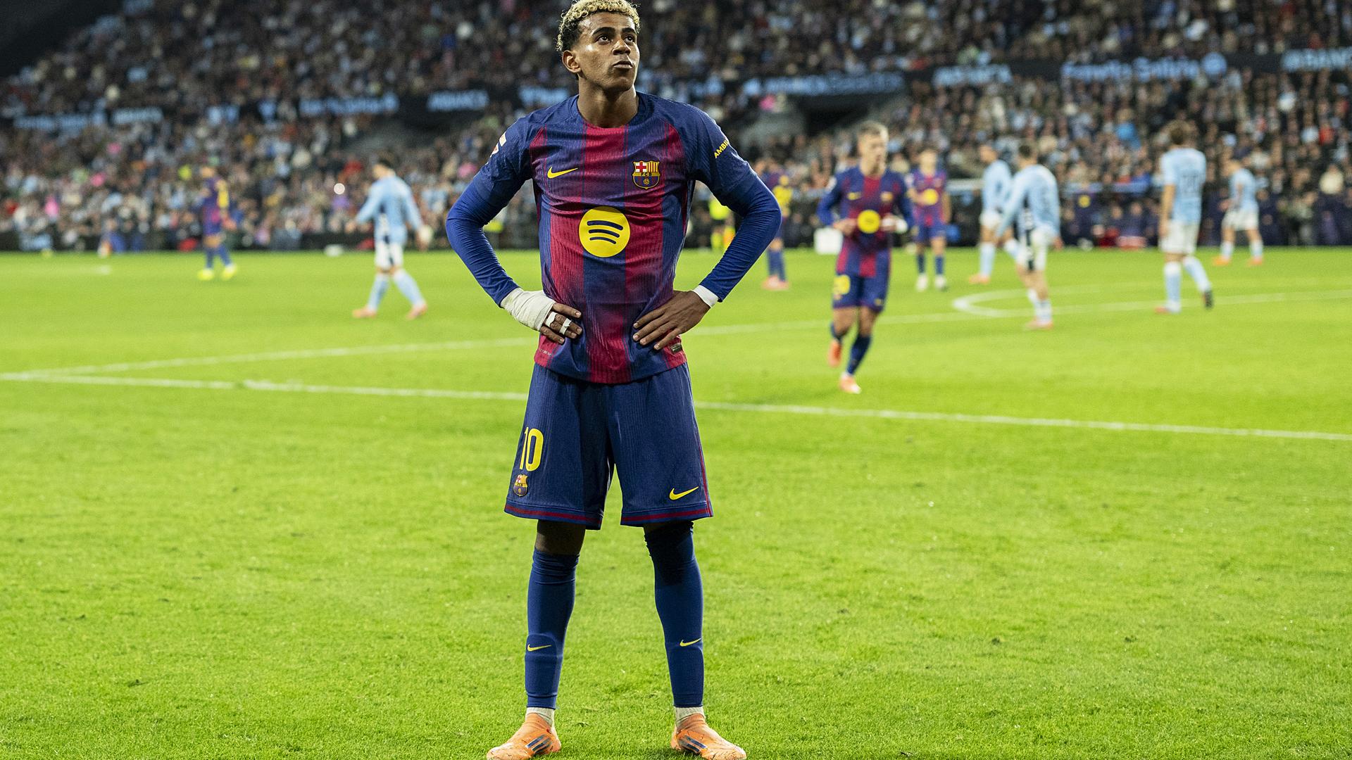 El delantero del FC Barcelona, Lamine Yamal, tras conseguir el tercer gol de su equipo durante el encuentro contra el Celta /
