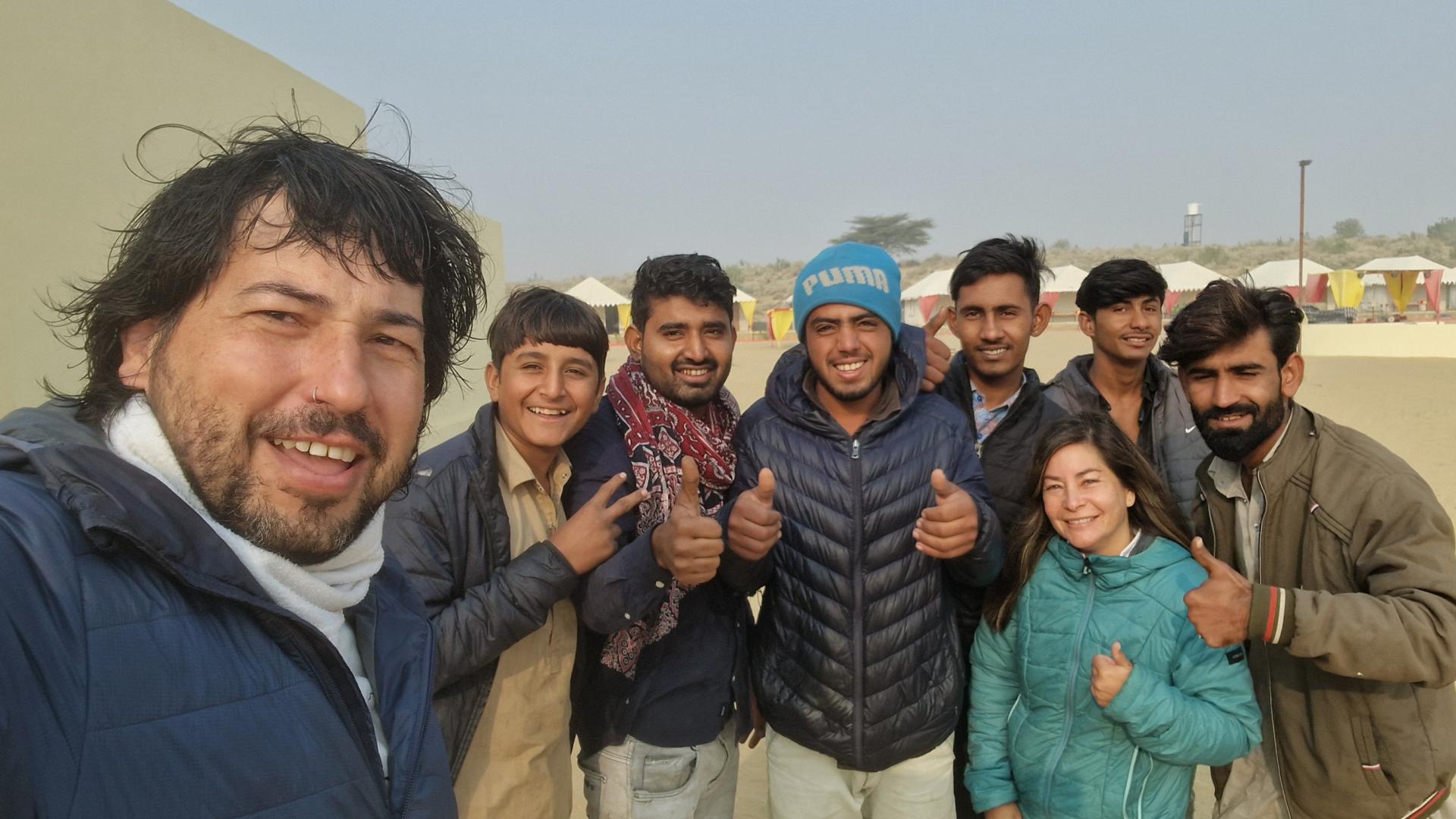 Con los compañeros del hotel donde eran voluntarios de Worldpackers en el desierto de la India.