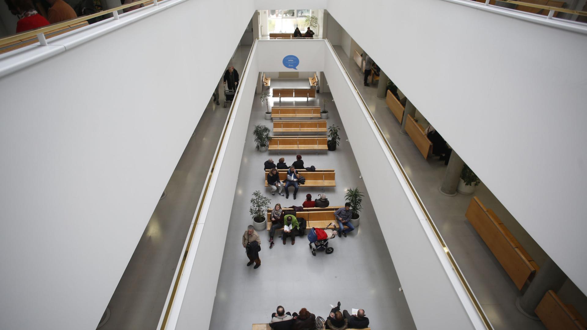 Pacientes esperando en el centro de consultas externas y especialidades Príncipe de Viana de Pamplona.