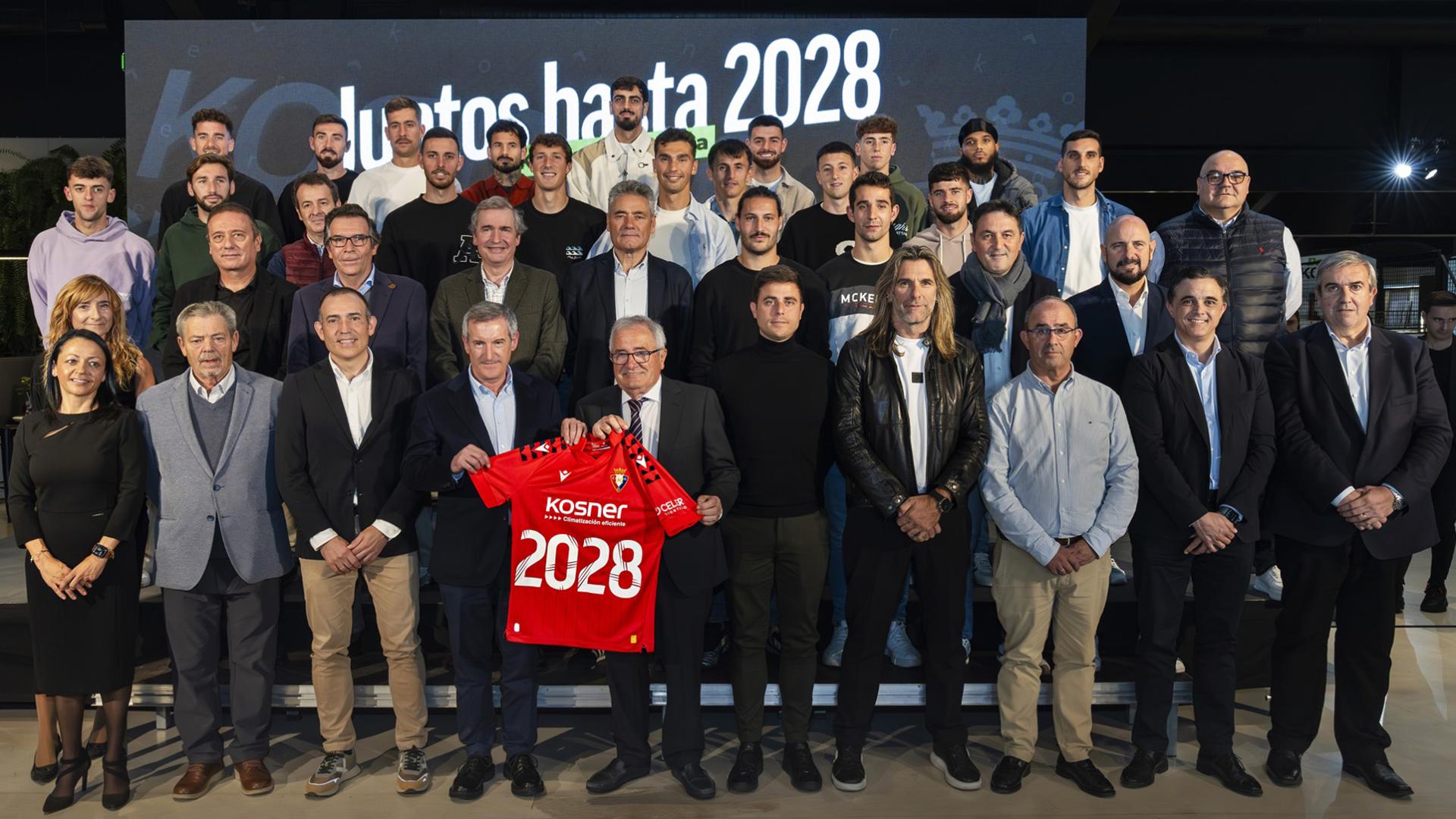 Foto de familia tras el acto de la renovación del patrocinio de Kosner con Osasuna