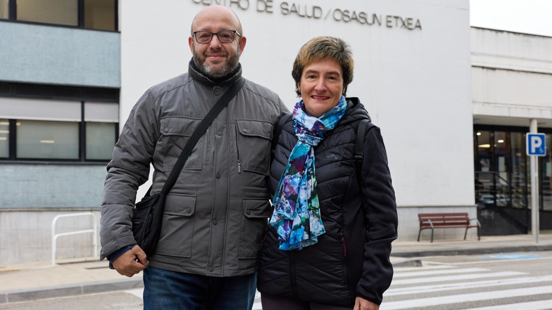 Sergio Barcos y su mujer, María Pilar Masip, frente al centro de salud de la Rotxapea, en Pamplona.