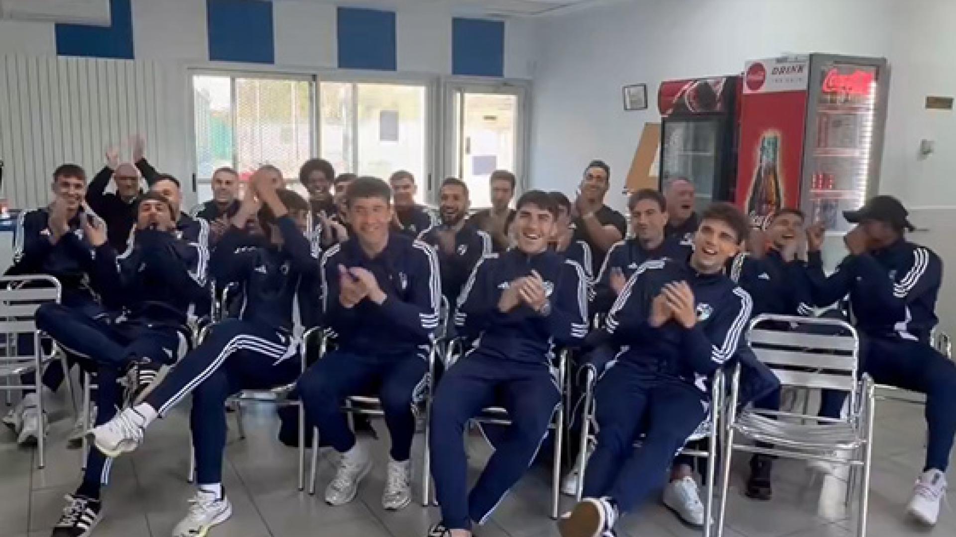 Los jugadores del equipo zaragozano de 2ª RFEF han presenciado el sorteo en las instalaciones de su club