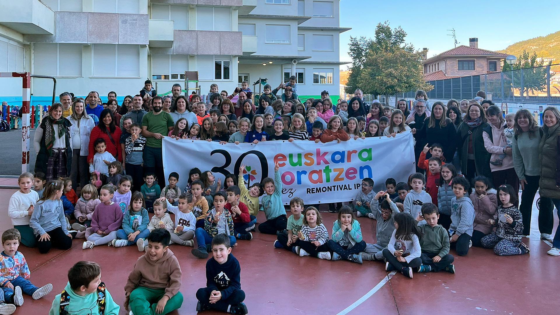 Imagen de uno de los actos del 30 aniversario del Modelo D en el colegio Remontival de Estella /