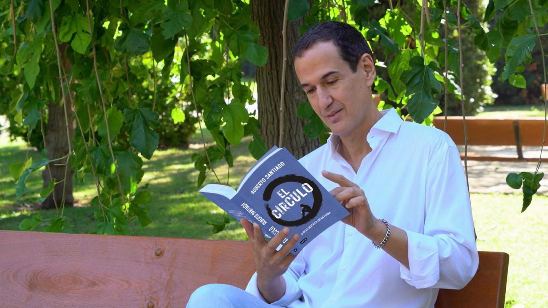 El escritor Roberto Santiago, con su nueva novela, 'El Círculo'