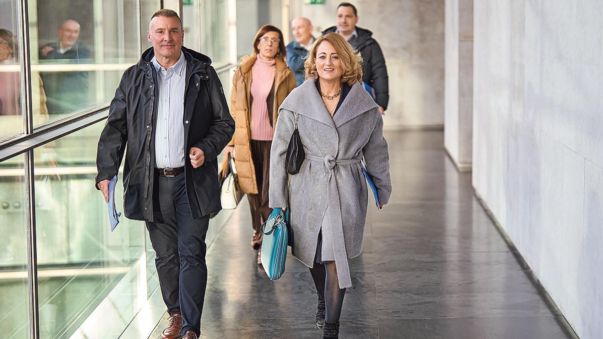 La presidenta y otros responsables de Mancomunidad ante su comparecencia en el Parlamento