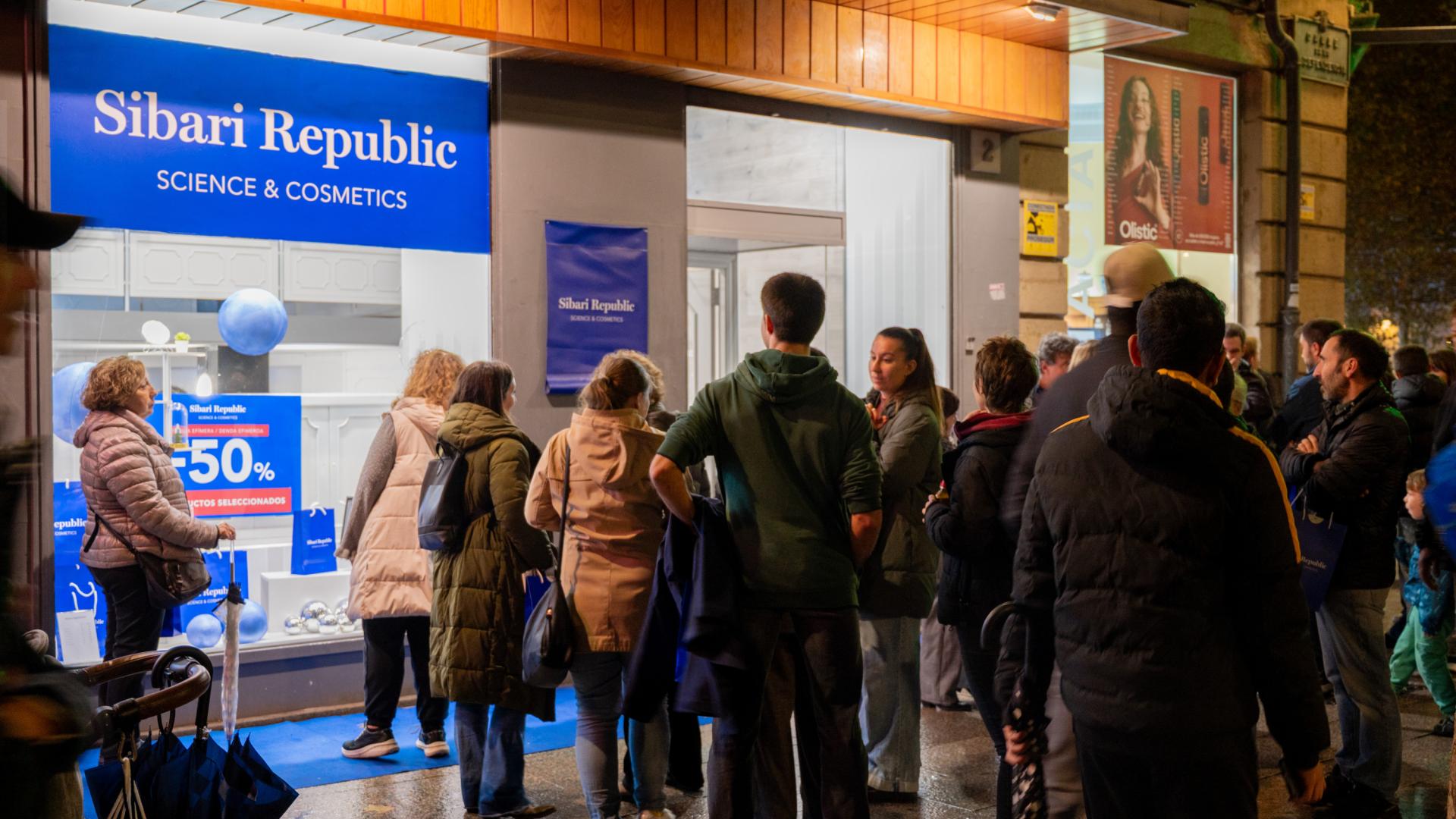Largas colas el pasado 6 de noviembre en Vitoria para comprar los productos de la firma