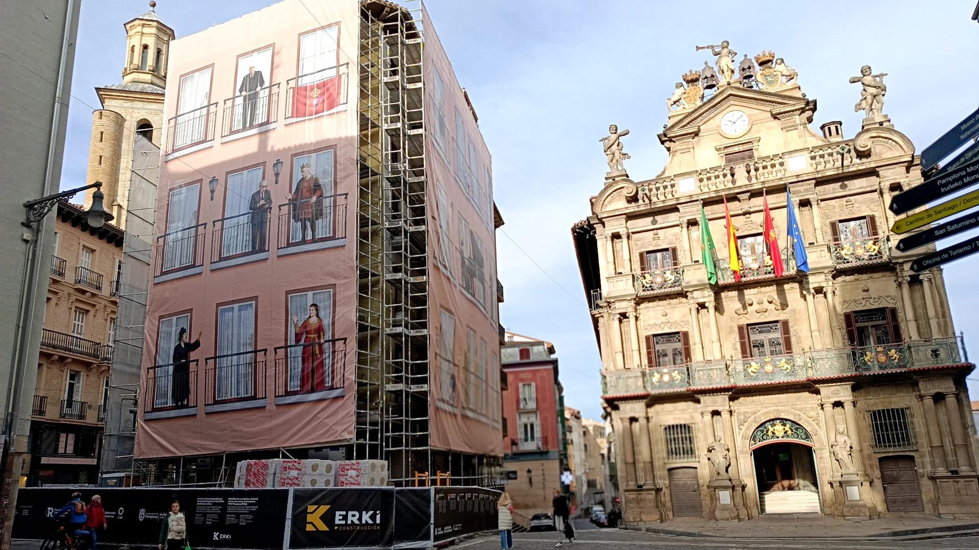 Una de las lonas que cubren la fachada de Casa Seminario