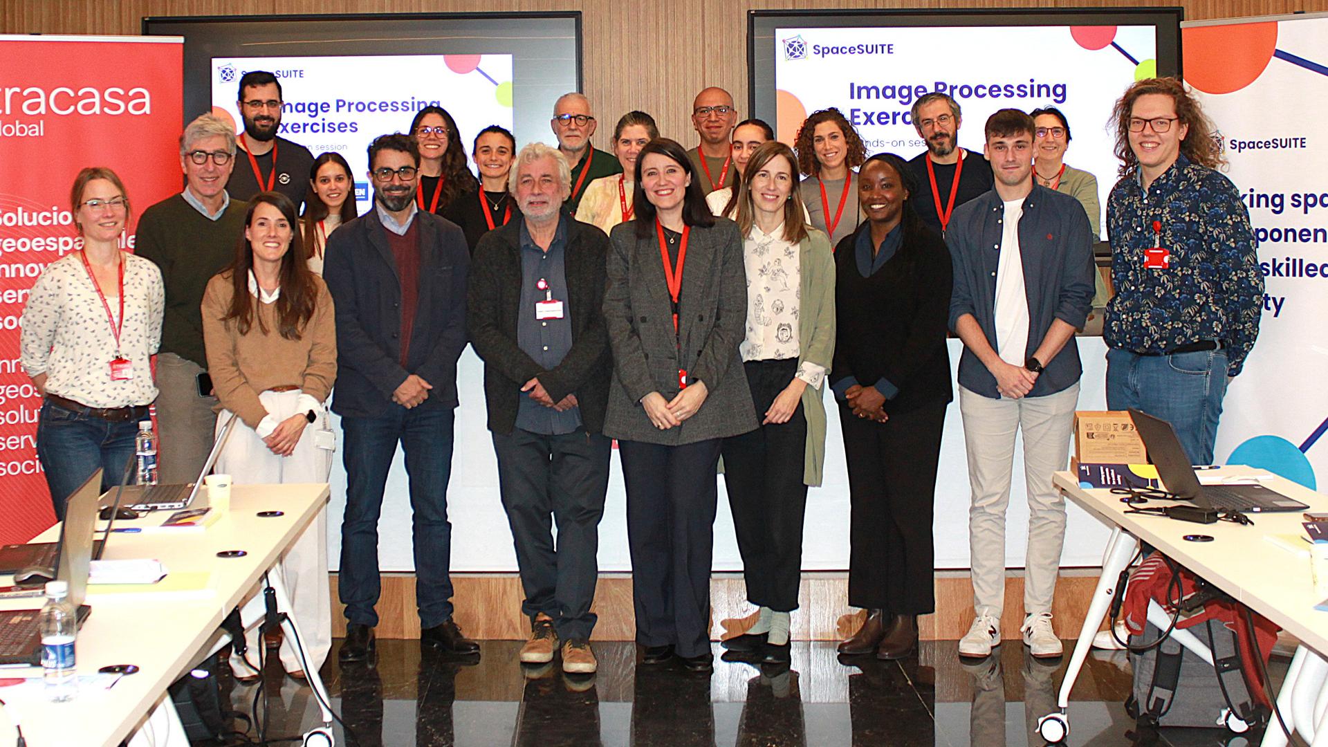 Imagen de grupo con responsables de Tracasa Global, profesorado y alumnado