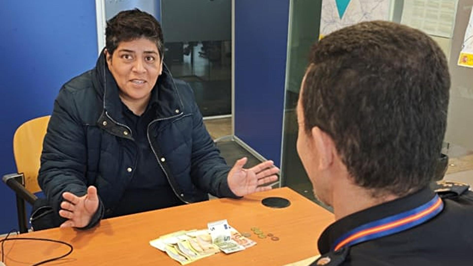 Carmen del Milagro recibe el dinero en las oficinas de la Policía Nacional