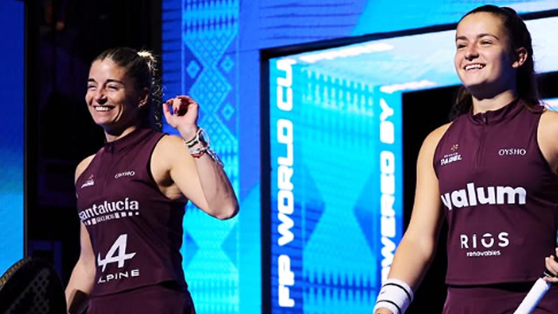 Alejandra Salazar y Martina Calvo saltan a la pista central del complejo Hamdan Sports de Dubai /