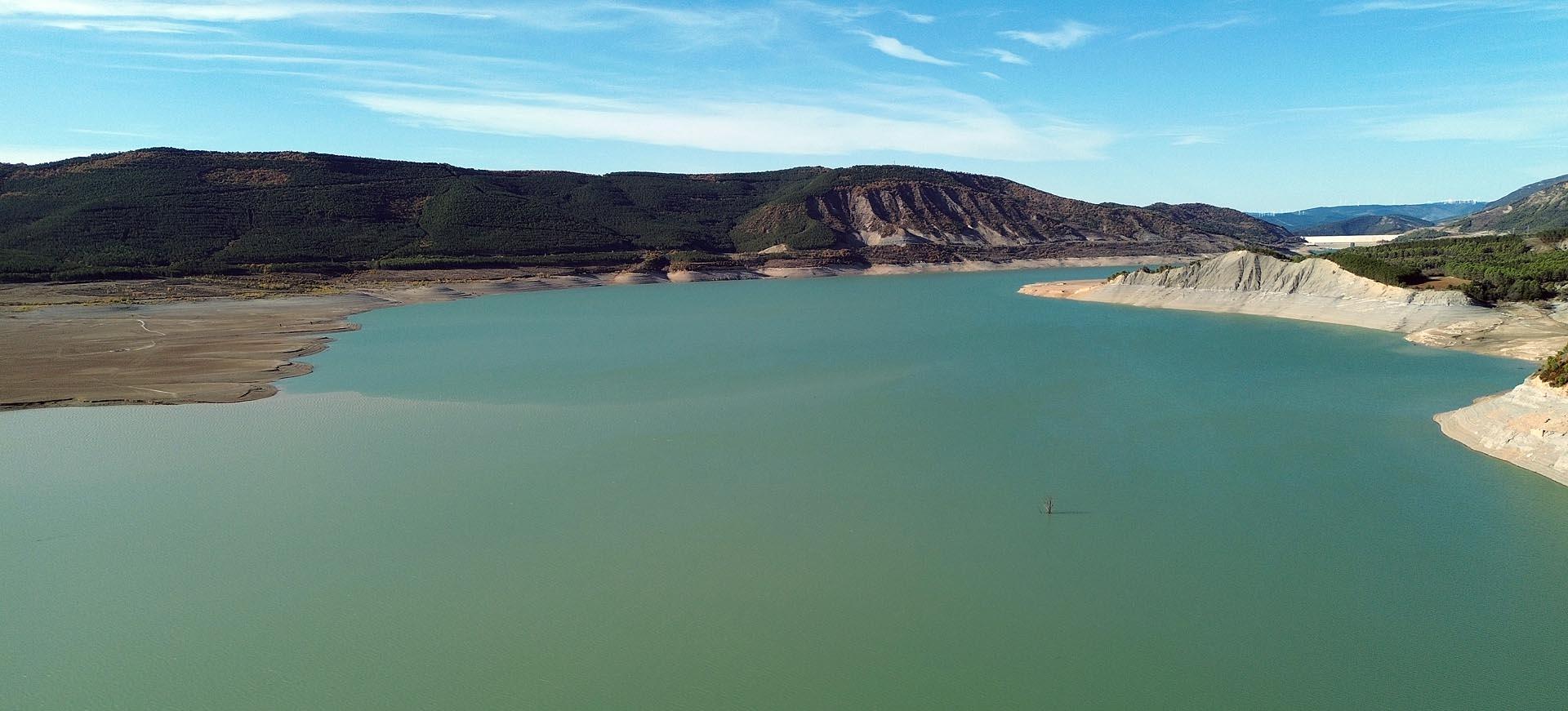 Imágenes del embalse de Yesa, al 15% de su capacidad el 12 de noviembre tras un verano de sequía y riegos /