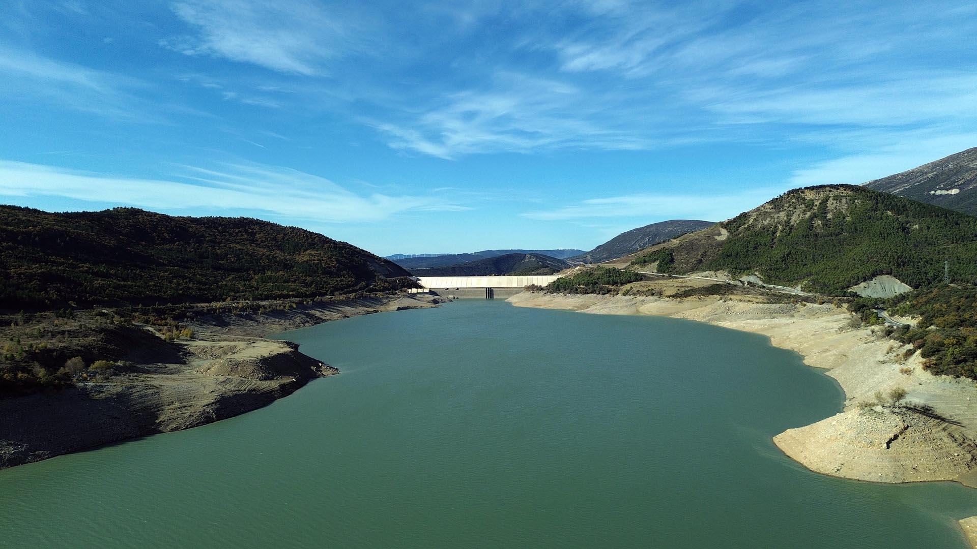 Imágenes del embalse de Yesa, al 15% de su capacidad el 12 de noviembre tras un verano de sequía y riegos /