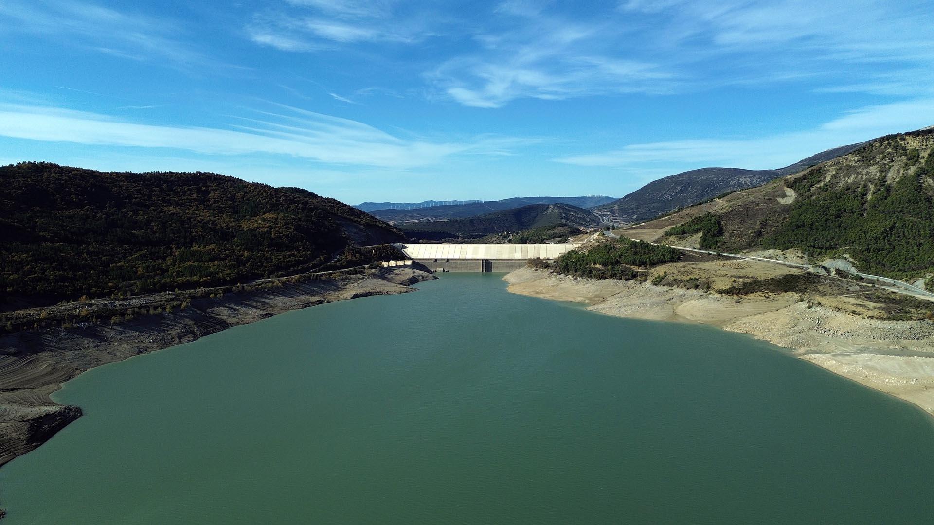 Imágenes del embalse de Yesa, al 15% de su capacidad el 12 de noviembre tras un verano de sequía y riegos /