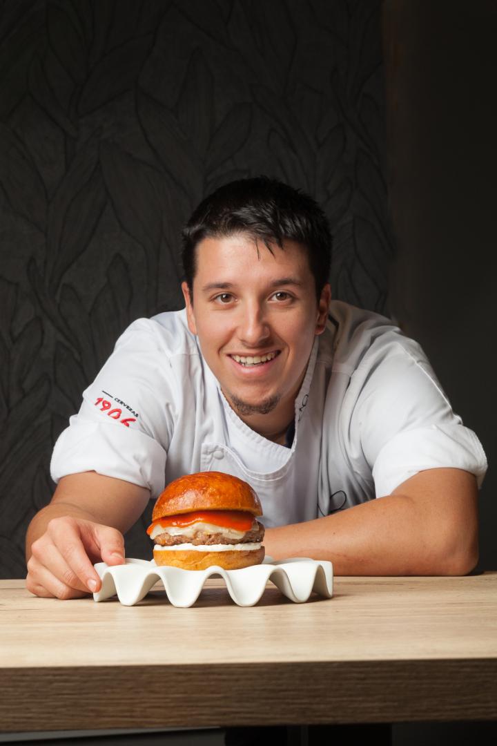 El chef del Kabo, Aaron Ortiz con la hamburguesa ReyNA que ha creadon para Vault