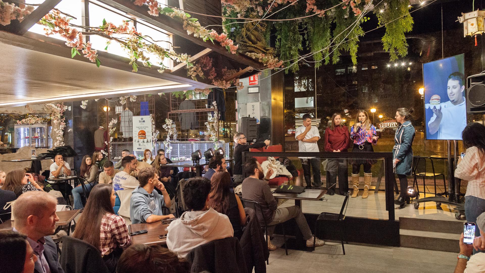 Presentación de la hamburguesa ReyNA de Kabo y Vault