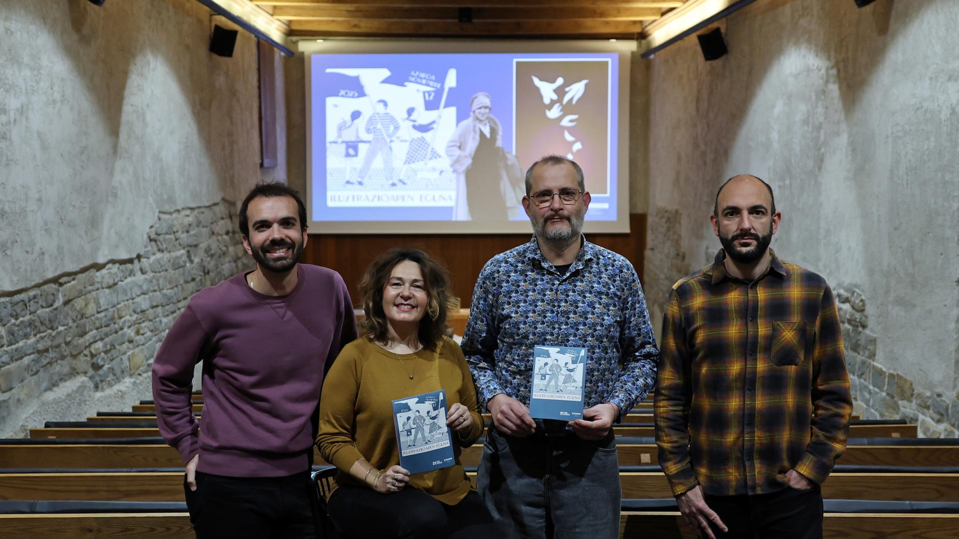 Íñigo Gómez Eguiluz (director del Área de Cultura del Ayto. de Pamplona), Idoia Iribertegui, Joseba Beramendi ‘Exprai’ (ilustradores) y Javier Pérez de Zabalza (director del Salón del Cómic de Navarra), ayer, antes de la presentación del Día de la Ilustración Vasca. Los ilustradores sujetan la postal que presenta esta edición, de la donostiarra Elena Odriozola.