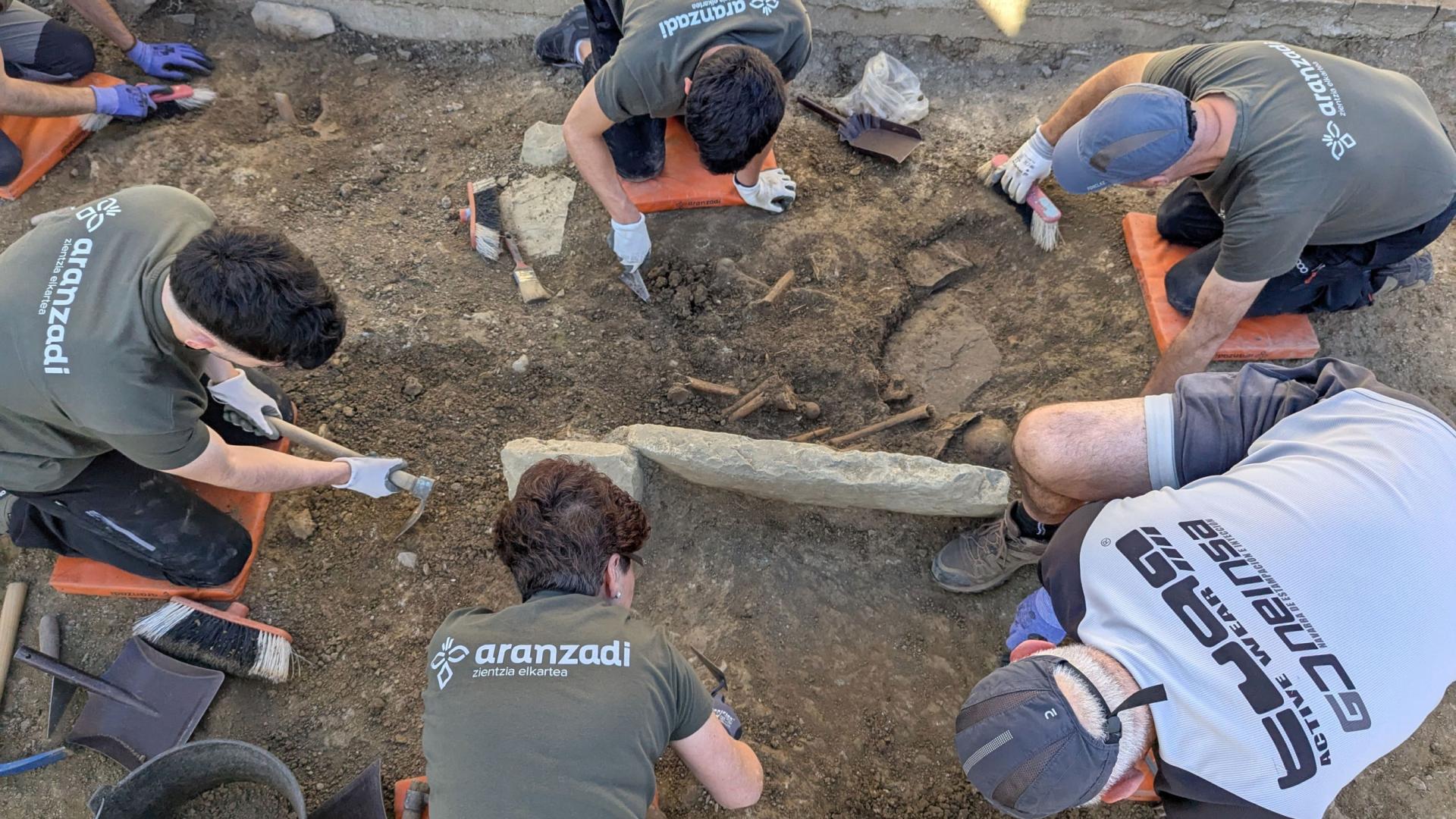 Voluntariado local y personal de Aranzadi trabajaron en los dos sondeos arqueológicos realizados junto a la ermita de San Román de Aoiz