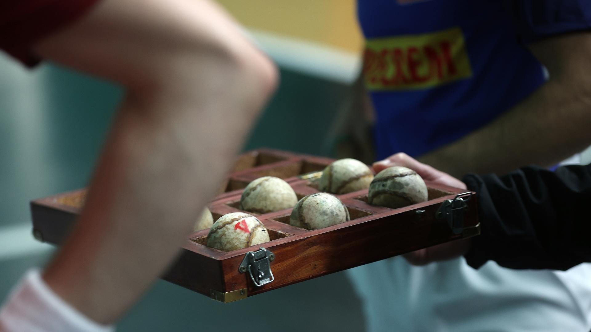 Una caja con pelotas para un partido del Campeonato de Parejas.