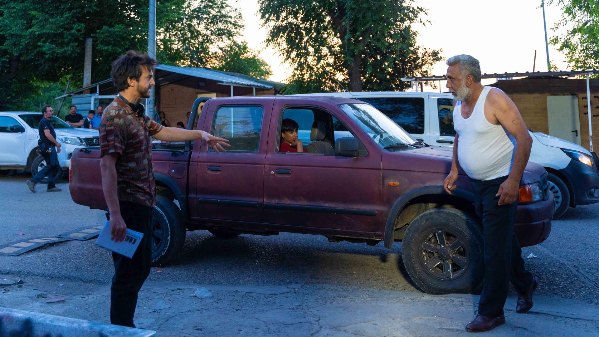 Guillermo Galoe da indicaciones durante el rodaje de 'Ciudad sin sueño' en La Cañada Real. En el interior del coche, el joven Toni Fernández Gabarre, protagonista del filme